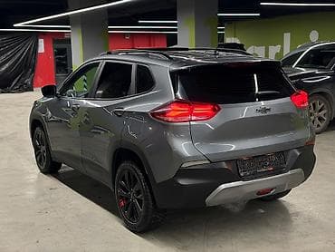 машина срочно продаю: Chevrolet Tracker: 2022 г., 1.3 л, Автомат, Бензин — 4
