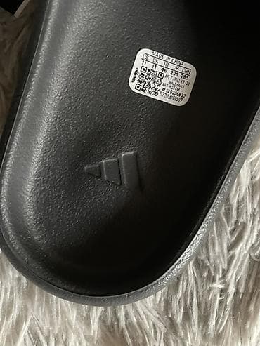 Жеке буюмдар: Шлёпанцы Adidas (модель с рифлёной подошвой), цвет: чёрный. - Размер — 3