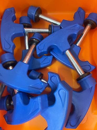 Синие пластиково-металлические фиксаторы/зажимы-держатели в форме