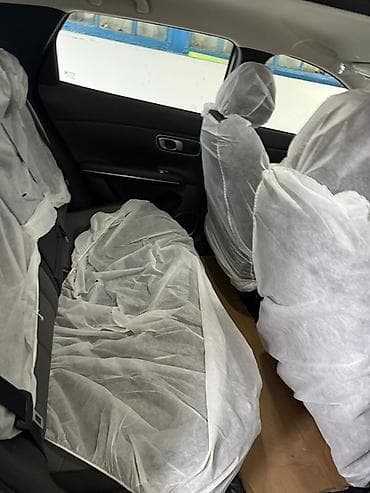 Электрический кроссовер белого цвета с современным дизайном — 9