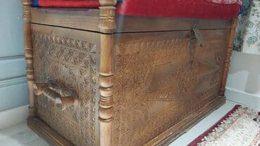 часы настенные сувенирные: Сандык жыгачтан. размер 100х50х 60см. Баасы 7000с. Акыбалы жакшы — 2