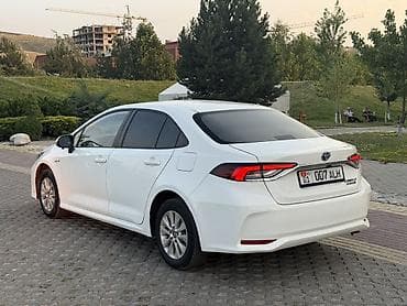 Toyota Corolla: 2019 г., 1.8 л, Вариатор, Гибрид, Седан — 4