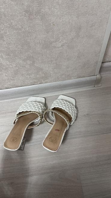 Белые женские мюли на каблуке. - Модель: мюли с открытым носом и