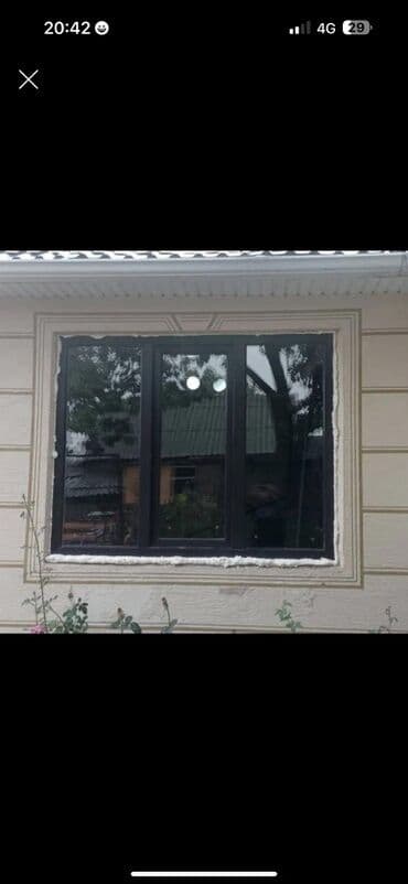 Продается окно с черной рамой и тремя секциями, одна из которых может at lalafo.kg Продается окно с черной рамой и тремя секциями, одна из которых может