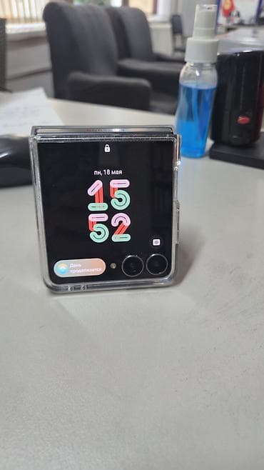телефон для авто: Samsung Galaxy Z Flip7, Б/у, 256 ГБ, цвет - Серый, 1 SIM, eSIM — 3
