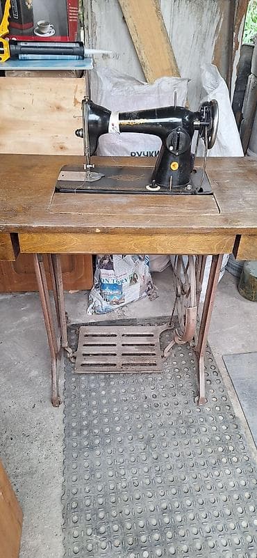 шейный машины: Механическая ножная швейная машина со встроенным столом. Особенности — 1