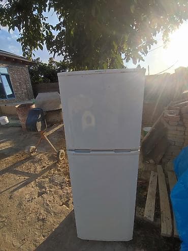 Холодильник двухкамерный, белый, с нижней холодильной и верхней at lalafo.kg Холодильник двухкамерный, белый, с нижней холодильной и верхней