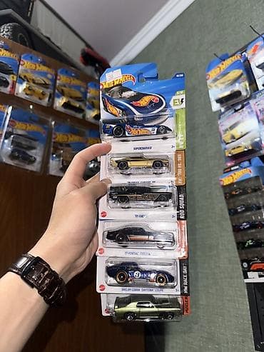Набор коллекционных машинок Hot Wheels (масштаб 1:64), в идеальном — 1