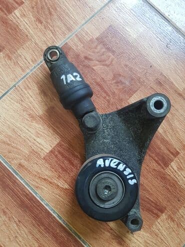 Toyota Avensis 2004, натяжитель с роликом. Тоета Авенсис 2004