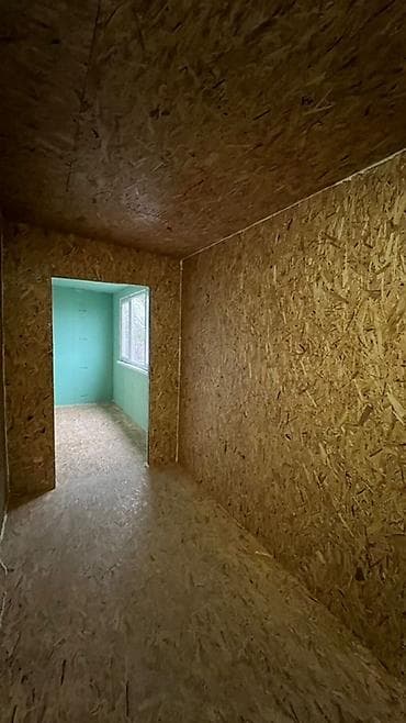 холодный стол: Продам просторную утеплённую лоджию с комнатой-прихожей (верхний этаж — 7