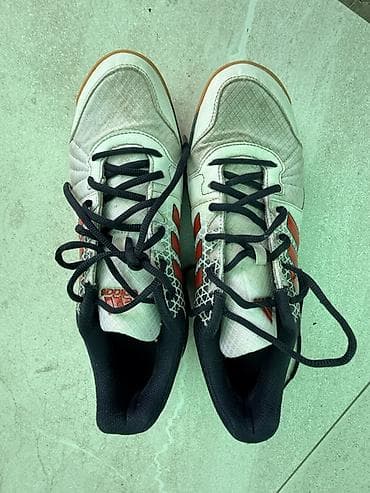 футбольные бутсы сороконожки: Кроссовки adidas для зала/футзала - Модель: indoor (амортизирующая — 3