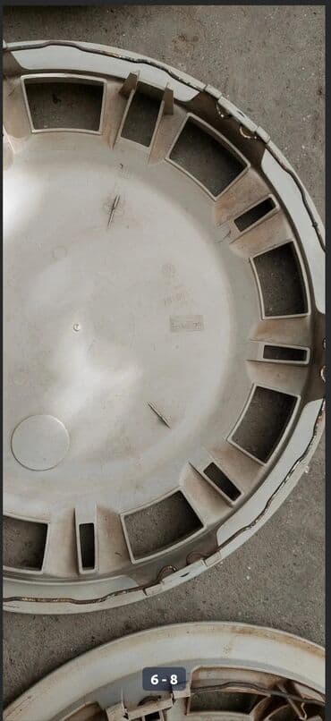 Салон үчүн аксессуарлар: Колпаки R13, R14 и R15 по 150с и маленькие по 250с от алюфельгов, один — 7