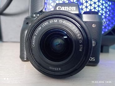Беззеркальная камера Canon EOS M-серии с кит-объективом Canon Zoom