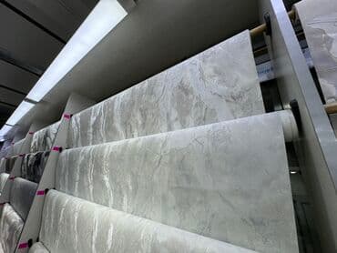 абой рулон: Рулоны серых обоев с мраморным рисунком. Подходят для создания — 1