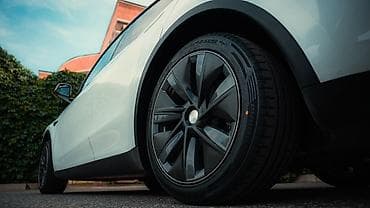 варианты: Tesla Model Y: 2023 г., Автомат, Электромобиль, Кроссовер — 9