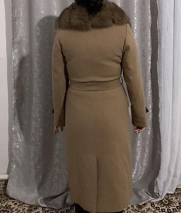Стильное женское пальто-халат цвета капучино с объёмным меховым