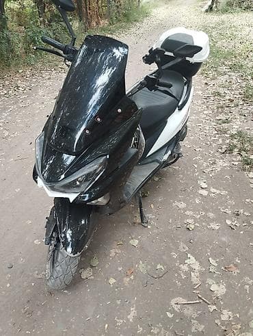 Скутер/максискутер 50–150 см³ (визуально класс GT), черно-белый — 2
