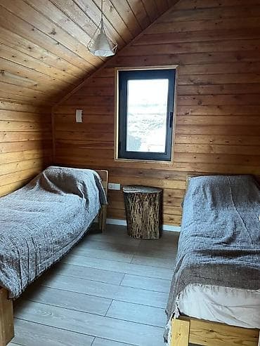 сдам теплый гараж: А‑фрейм домики и юрты - Планировка: два уровня. На первом — гостиная — 3