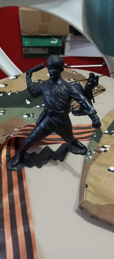 военная шапка: Пластиковая фигурка солдата (игрушечный солдатик) - Материал: твердый — 1