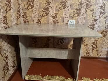 столик для уроков: Кухонный/письменный стол из ЛДСП в сером «бетон» декоре. - Форма — 2