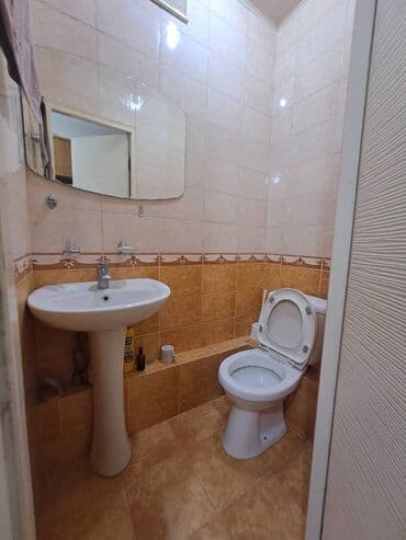 дом асанбай: 3 бөлмө, 70 кв. м, 105-серия, 1 кабат, Косметикалык ремонт — 5