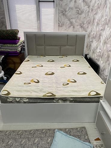 sofa bed: Двуспальная кровать, Б/у, С матрасом, длина - 180 см — 1