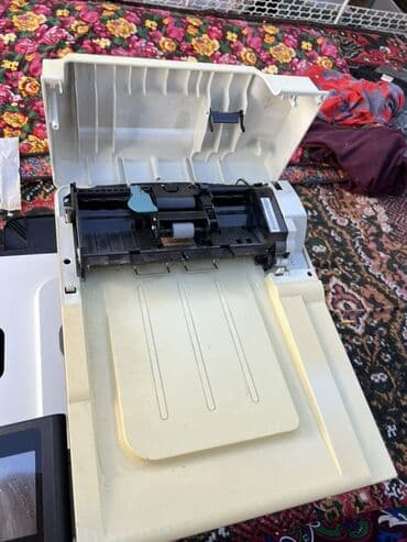 комп манитор: Многофункциональное печатающее устройство белого цвета, разработанное — 1