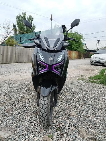 р14 17565: Скутер/макси-скутер с яркой Х‑образной светодиодной оптикой и высоким — 5