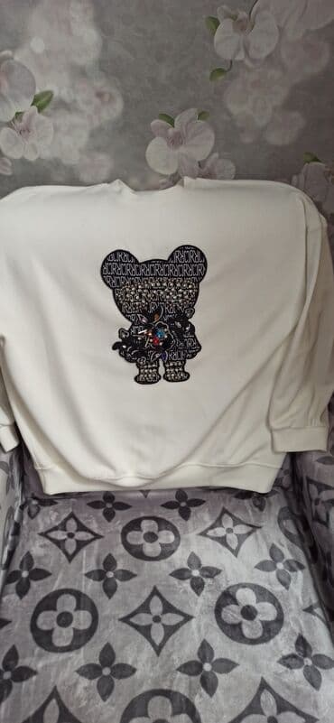 Свитшот из гладкого трикотажа белого цвета, дополненный яркой