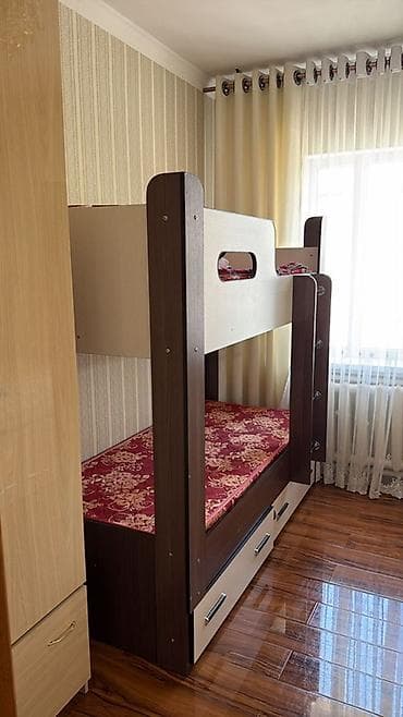Кровати: Двухъярусная кровать с матрасами и выдвижными ящиками для хранения. - — 2