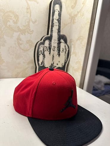 Толстовки, худи: Кепка красная от Джордан, цена 1800, торг есть — 1