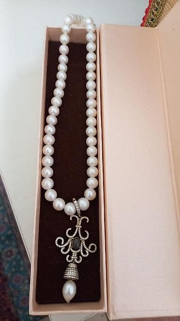 Личные вещи: Украшения: 1) Серебряное кольцо с крупным рубиново‑красным камнем - — 4