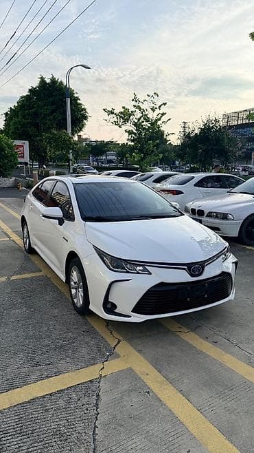 Toyota Corolla: 2022 г., 1.8 л, Автомат, Гибрид, Седан — 2