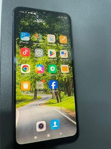 Предлагается смартфон Redmi черного цвета с каплевидным вырезом для at lalafo.kg Предлагается смартфон Redmi черного цвета с каплевидным вырезом для
