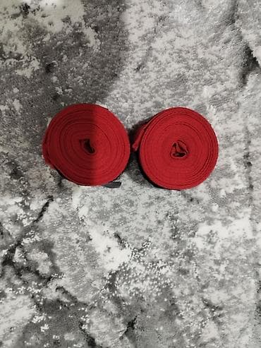 кожанные брюки: Боксерские бинты Venum, пара.
4 метра — 2