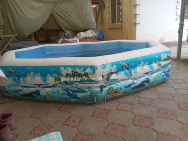 Надувной бассейн с круглой формой, предназначенный для использования