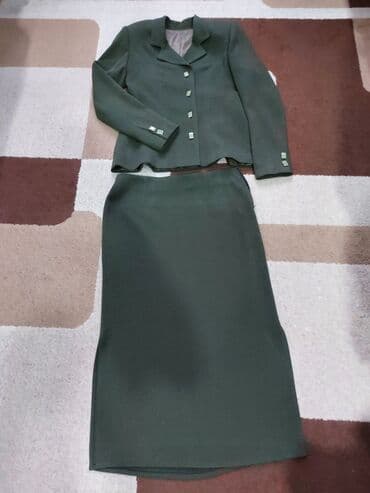 на прокат военная форма: Костюм тройка (пиджак, брюки, юбка)
Размер 44-46
Торг уместен
Б/у — 2