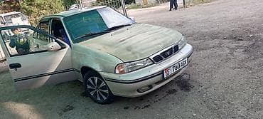 Легковой автомобиль седан с 4 дверями, светлый кузов. Салон тканевый с — 5
