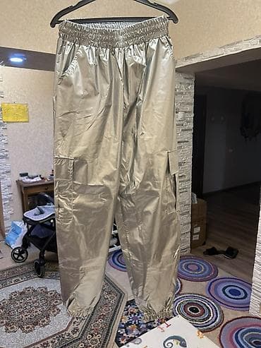 Женская одежда: Серебристые брюки-джоггеры с металлизированным блеском. - Материал — 2