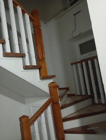 мансард: Деревянная лестница Для дома, Форма лестницы: Г-образная, Стиль: Классический — 4