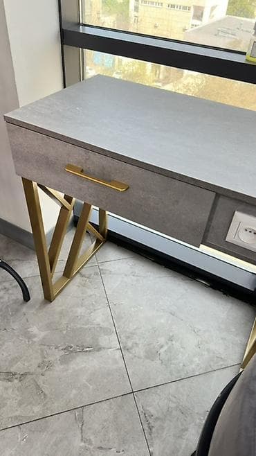 Стол визажиста, состояние отличное - Материал столешницы и корпуса — 3