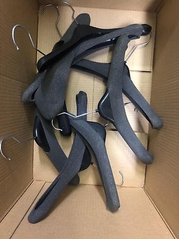 Продаю толстые пластиковые вешалки. Вешалки приходят с Европы. Имеется — 4