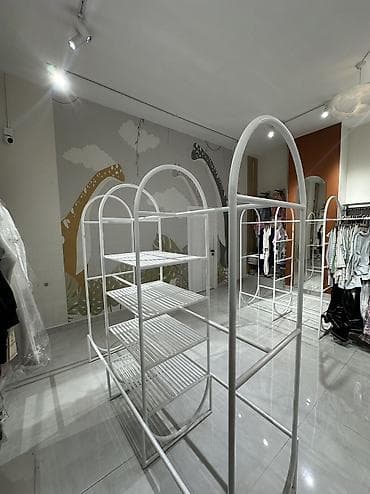 летний бизнес: Островная магазинная стойка для одежды с полками 5шт - Материал — 5