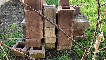 Терезелер жана комплектөөчүлөр: Продаю тумбы рваные.цвет шоколад и пескоблок на 15 размер,остаток — 3