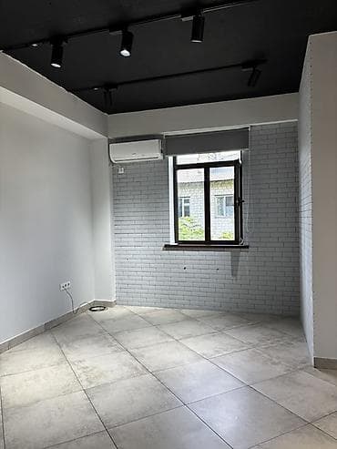 Коммерческая недвижимость: Аренда офисов, 33 м², В бизнес центре, 1 линия, С отдельным сан узлом — 4