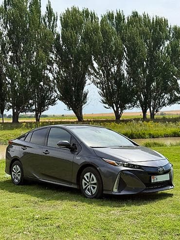 Toyota Prius: 2018 г., 1.8 л, Автомат, Гибрид, Фастбек at lalafo.kg Toyota Prius: 2018 г., 1.8 л, Автомат, Гибрид, Фастбек