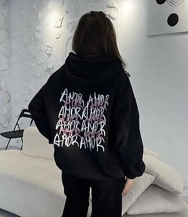 Черное худи с принтом «AMOR» на спине - Свободный крой, капюшон с at lalafo.kg Черное худи с принтом «AMOR» на спине - Свободный крой, капюшон с