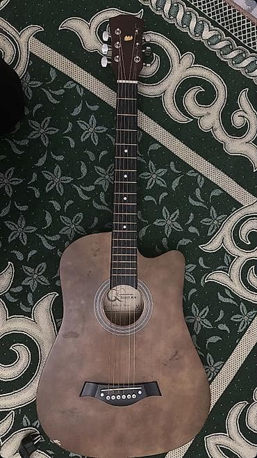 Акустическая гитара типа дредноут. 2000 стоит я брал за 5000 - 6