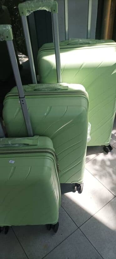 чемодан купить бу: Чемодан, Новый, Материал: Пластик, Маленький (до 40 л), Вращающиеся колеса на 360°, Съёмные колеса — 1