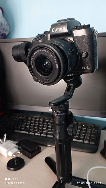 Беззеркальная камера Canon EOS M-серии с кит-объективом Canon Zoom